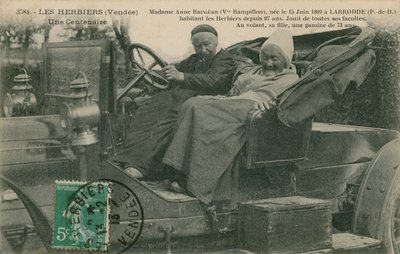 Madame Anne Brugere en un automóvil con su hija de 73 años, Les Herbiers de French Photographer