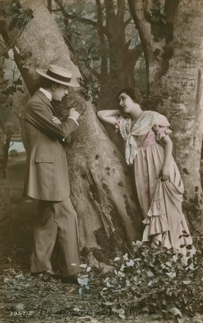 Postal de amantes tallando un corazón en un árbol, enviada en 1913 de French Photographer