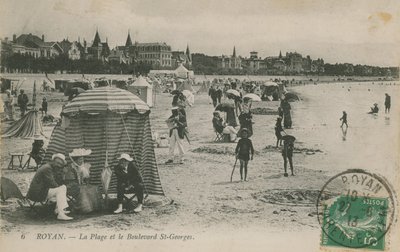 Playa y Boulevard St Georges, Royan, Francia de French Photographer