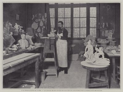 Preparando moldes en un taller de la fábrica de porcelana de Sèvres, Francia de French Photographer