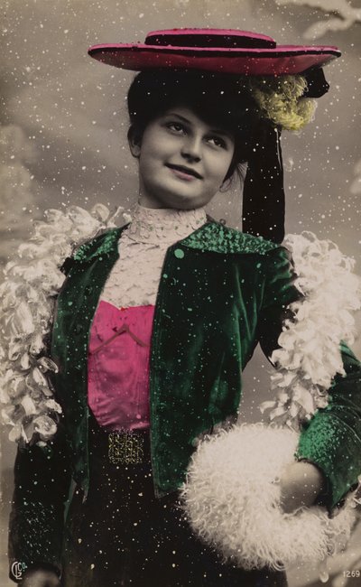 Linda niña, con ropa fina, en la nieve de French Photographer