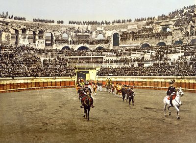 Procesión de matadores en el Anfiteatro en Nîmes, 1890-1900 de French Photographer
