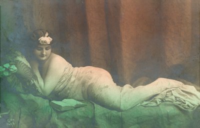 Chica reclinada, leyendo de French Photographer