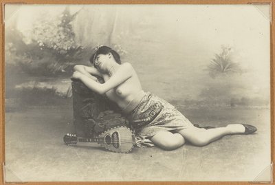 Mujer reclinada con mandolina, c.1895 de French Photographer
