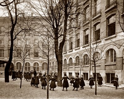 Patio de recreo de la escuela de Madame de Saisseval (Carcado - Saisseval) en París a finales del siglo XIX, antes de 1900 de French Photographer