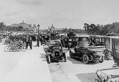 Requisición de automóviles en la Esplanade des Invalides, París, 16 de agosto de 1914 de French Photographer