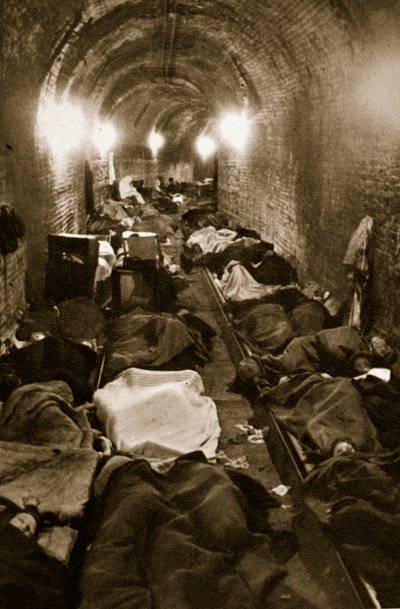 Residentes de Le Havre buscan refugio en los túneles del tren, septiembre de 1940 de French Photographer