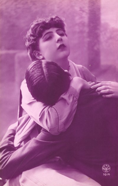 Imagen rosada de pareja abrazándose de French Photographer