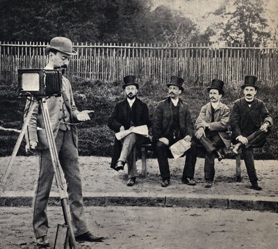 Escena de la vida de un fotógrafo. Fotografía, finales del siglo XIX, París. Coll. Selva. de French Photographer