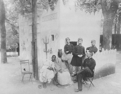 Pueblo senegalés en la Exposición Universal de París, 1889 de French Photographer