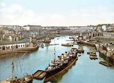 Barcos amarrados en el río Penfeld, Brest, 1890-1900 de French Photographer