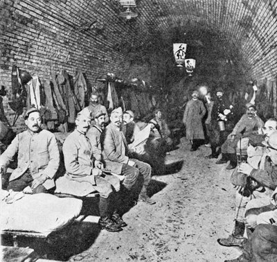 Dormitorios en el Fuerte de Douaumont, c.1916 de French Photographer