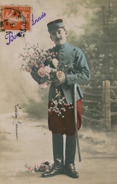 Soldado cargando un ramo de flores, postal de Año Nuevo, 1913 de French Photographer