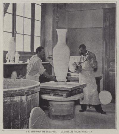 Esmaltado por pulverización de un jarrón en la fábrica de porcelana de Sèvres, Francia de French Photographer