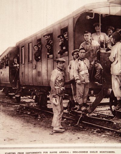 Partiendo de los cuarteles para el Arsenal de Havre: coolies indochinos municioneros, ilustración de The Illustrated War News, septiembre de 1916 de French Photographer