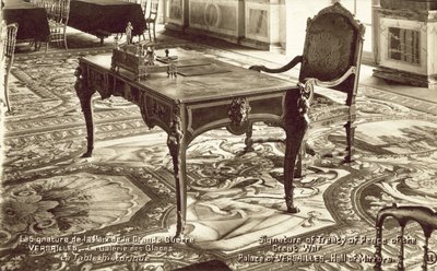 Mesa en el Salón de los Espejos del Palacio de Versalles en la que se firmó el Tratado de Versalles de French Photographer