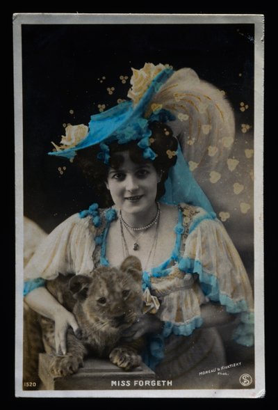 Domadora Miss Forgeth, ca 1910, postal, Francia, siglo XX de French Photographer