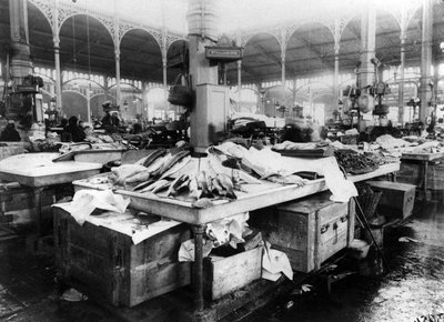 El Mercado de Pescado en Les Halles, París, finales del siglo XIX de French Photographer