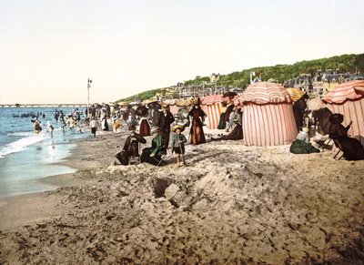 La playa en Trouville, Francia, 1890-1900 de French Photographer