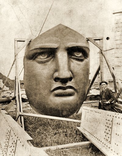 La construcción de la Estatua de la Libertad, (detalle) de la cara, c.1876 de French Photographer