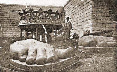 La construcción de la Estatua de la Libertad, (detalle) de los pies, c.1876 de French Photographer