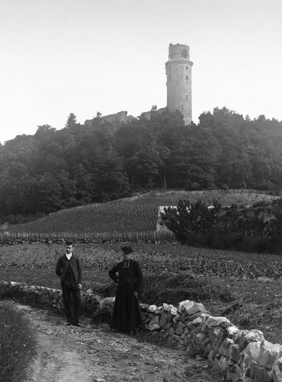 El cura del campo, acompañado por un joven, posando en el camino frente a la torre de Montlhery en Essone. Fotografía finales del siglo XIX. Colección Ducos. de French Photographer