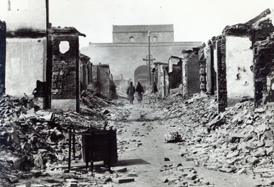 La destrucción en China durante la Rebelión de los Bóxers de 1900 de French Photographer