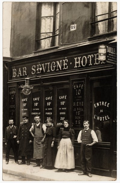 Fachada del débito de vinos y hoteles, regentado por M.Vaissade, en el 22 rue de Sevigne, París. Tarjeta postal de principios del siglo XX. de French Photographer