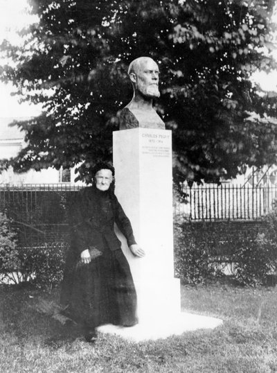 La madre de Charles Péguy en su monumento de French Photographer