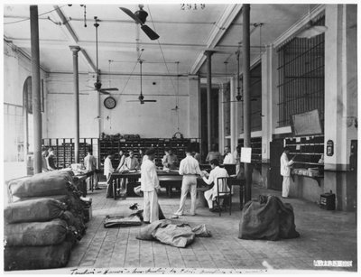 La oficina de correos en Hanoi, c.1920 de French Photographer