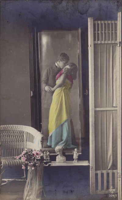 El reflejo en un espejo de una pareja joven besándose de French Photographer