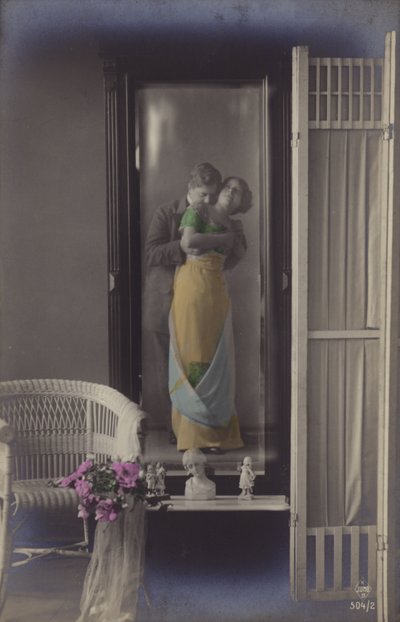 El reflejo en un espejo de una pareja joven besándose de French Photographer
