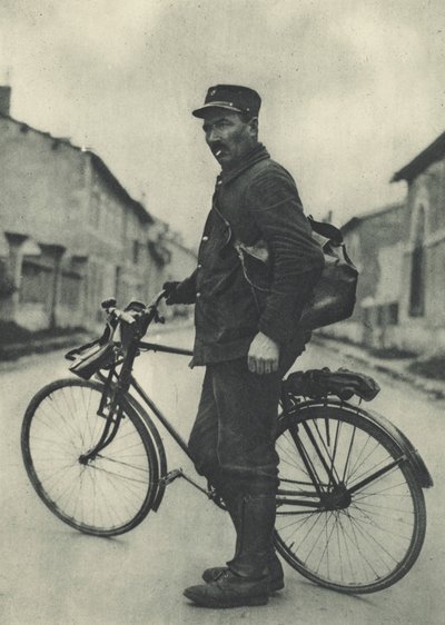 Este cartero francés encuentra su bicicleta muy útil de French Photographer