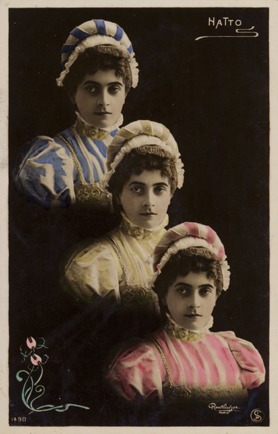 Tres cabezas femeninas idénticas de French Photographer