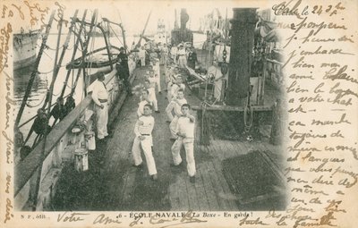 Marineros en formación en una escuela naval francesa recibiendo una lección de boxeo en cubierta de French Photographer