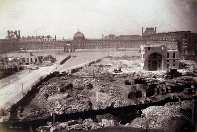 Transformaciones de París bajo el Segundo Imperio, obras de Haussmann: vista de la Place du Carrousel durante la demolición de las antiguas caballerizas del rey en París. Este sitio fue parte de las transformaciones emprendidas durante el Segundo Imperio p de French Photographer