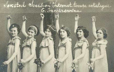 Tropa de jóvenes bailarinas, sonriendo de French Photographer
