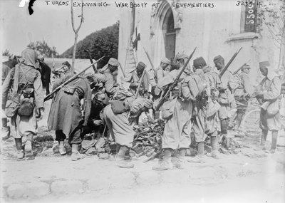 Turcos examinando botín de guerra en Neufmentiers, 1914 de French Photographer