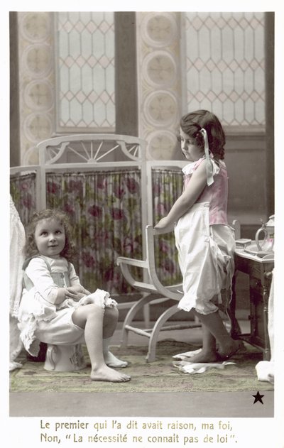 Dos niñas en la guardería, una sentada en el orinal de French Photographer