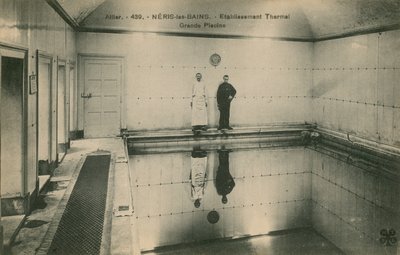 Dos hombres de pie en los baños termales de Neris les Bains en Francia de French Photographer