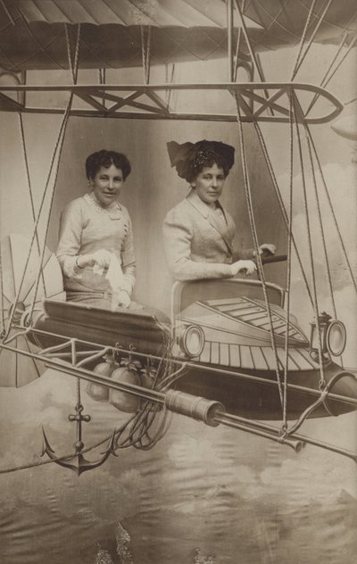 Dos mujeres volando un avión de French Photographer