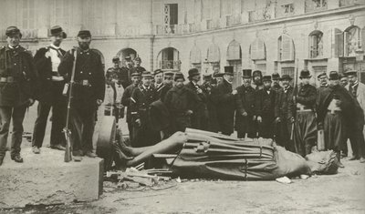 Columna Vendôme, después de ser derribada el 16 de mayo de 1871 de French Photographer