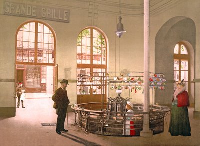 Agua de manantial de Vichy vendida por vaso en la fuente Grande Grille, 1890-1900 de French Photographer