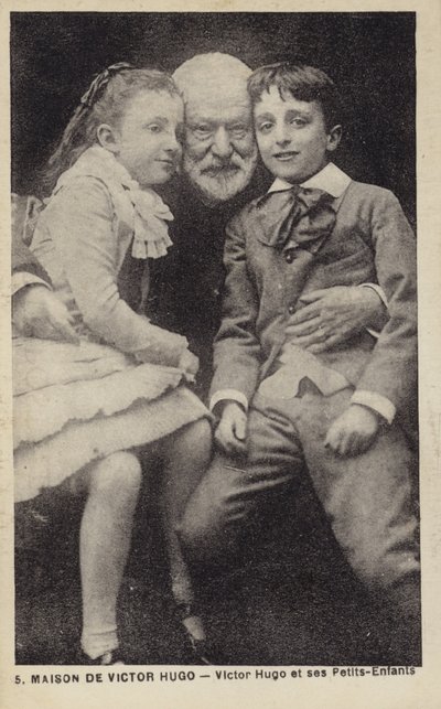 Victor Hugo (1802-1885), poeta, novelista y dramaturgo francés, con sus nietos de French Photographer