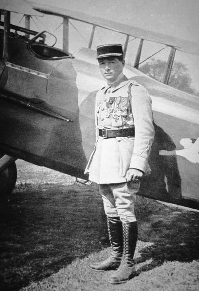 As aéreo francés de la Primera Guerra Mundial, Subteniente René Fonck, galardonado con la Legión de Honor después de seis victorias, 8 de mayo de 1918 (foto en blanco y negro) de French Photographer