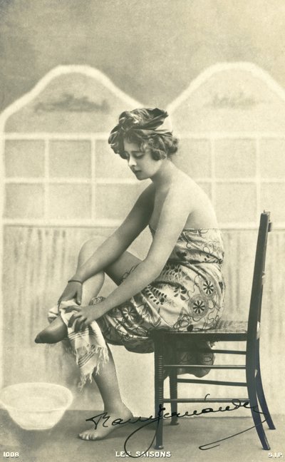 Mujer en una toalla de baño de French Photographer