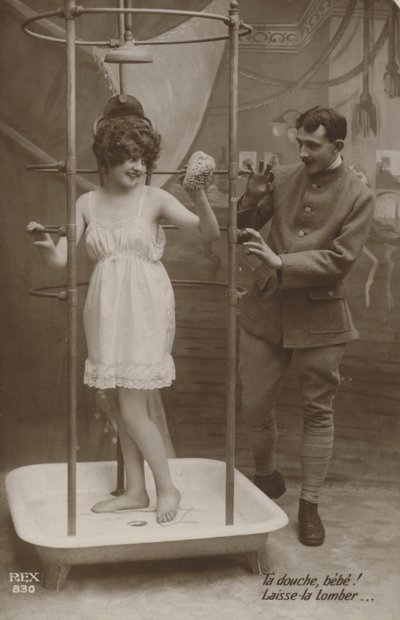 Mujer en una ducha con un soldado de French Photographer