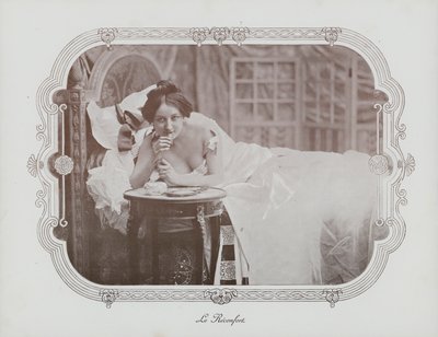 Mujer relajándose en la cama de French Photographer