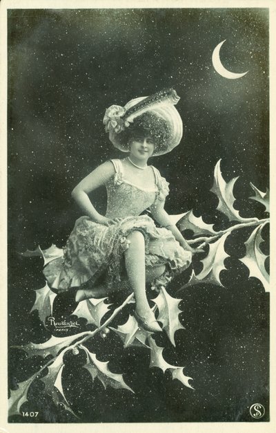 Mujer sentada en una rama de acebo de French Photographer