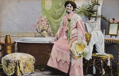 Mujer sentada al borde de la bañera de French Photographer